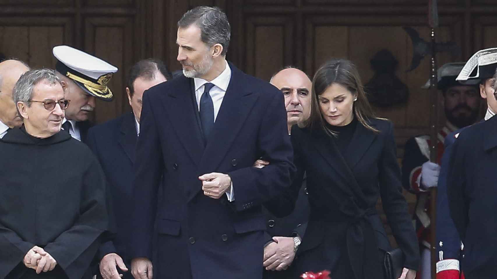 Letizia sin levantar la mirada del suelo en la misa funeral de don Juan de Borbón.