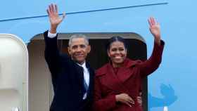 Barack y Michelle Obama saliendo del Air Force One