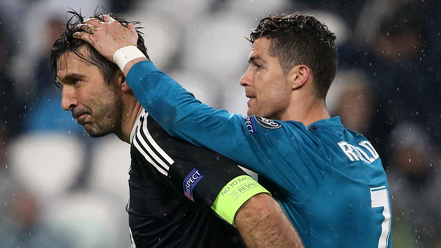 Cristiano Ronaldo consuela a Buffon.