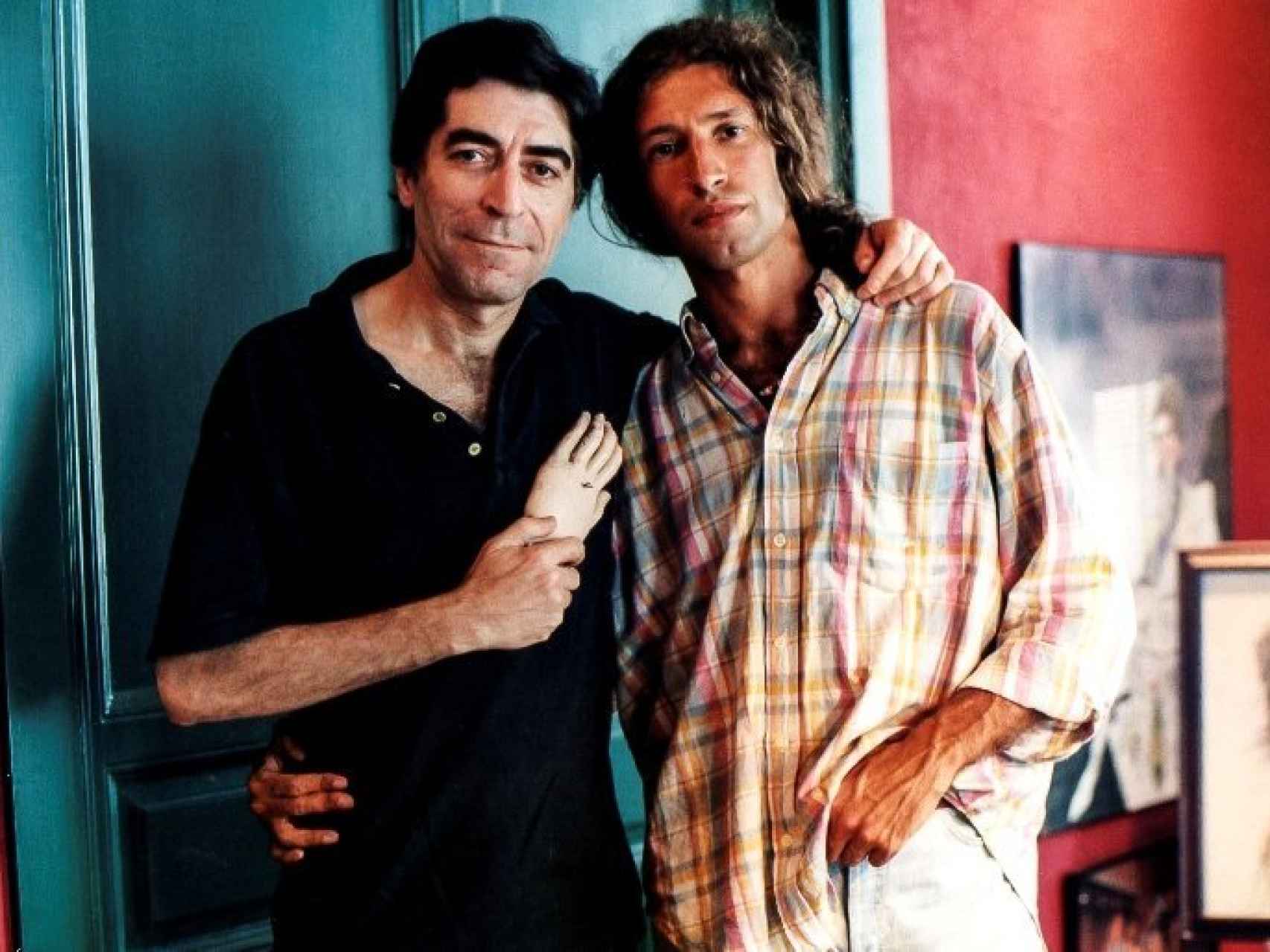 Joaquín Sabina y Javier Menéndez Flores en un verano de los noventa.