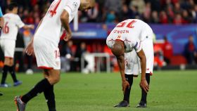 Los jugadores del Sevilla se lamentan tras la derrota ante el Bayern.
