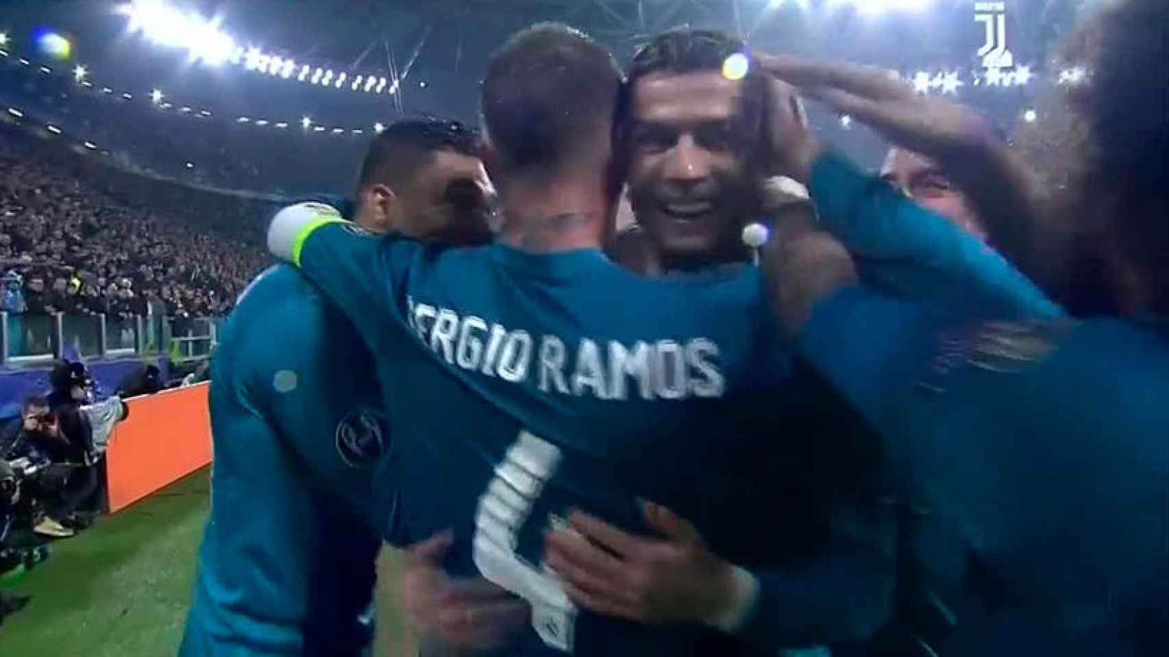 Piña del Real Madrid para celebra el segundo gol de Madrid