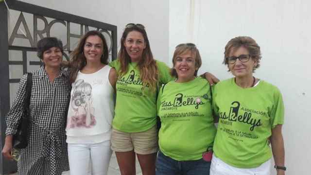 Las Kellys de Lanzarote, con Myriam Barros en el centro y la senadora López Santana a su derecha.