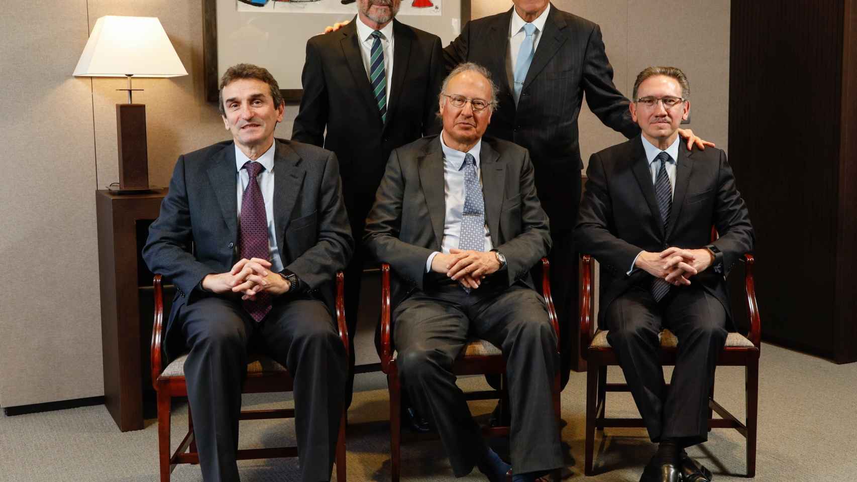 En la imagen, de pie, Javier Paso e Isidro Fainé (Presidente); sentados, Marcelino Armenter (director general de CriteriaCaixa), Alejandro García Bragado y Jaume Giró (director general de la Fundación Bancaria “la Caixa”).