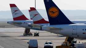 Aviones de Lufthansa y Austrian Airlines en un aeropuerto.