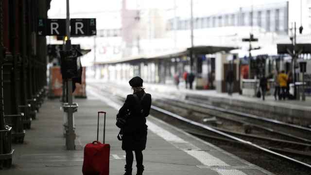 Un pasajero aguarda en una plataforma en la estación de tren Gare de Lyon