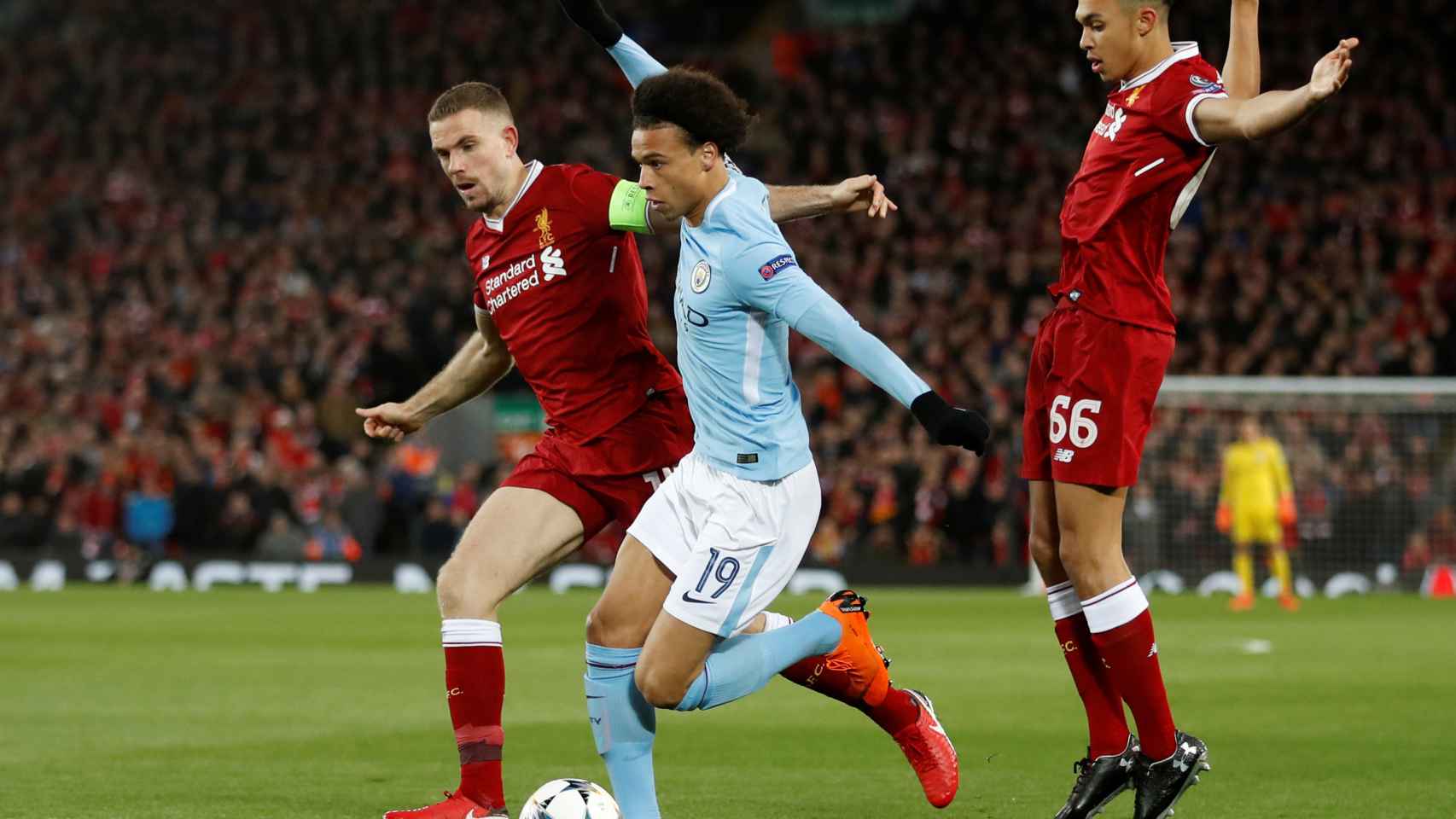 Leroy Sané lucha con dos jugadores del Liverpool