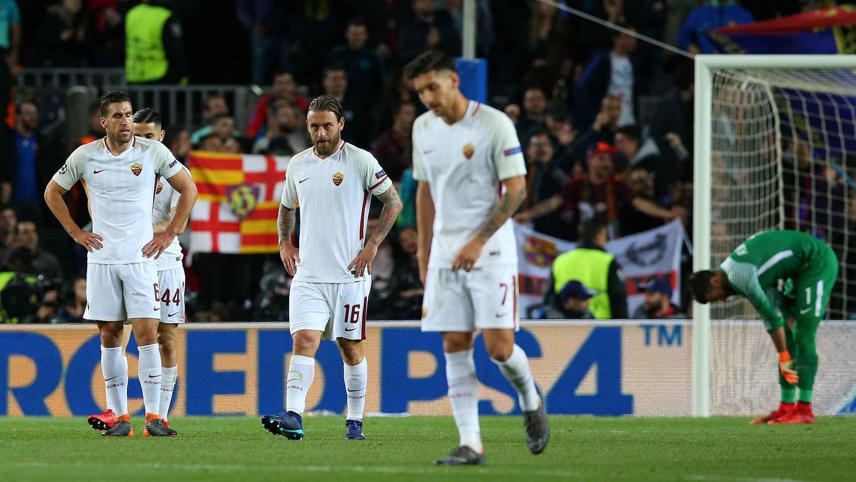 Los jugadores de la Roma, cabizbajos en el Camp Nou.