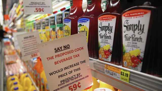 Un cartel advierte contra una subida de impuestos en productos poco sanos.