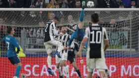 Ronaldo en pleno vuelo para marcar su gol de chilena ante la Juventus.