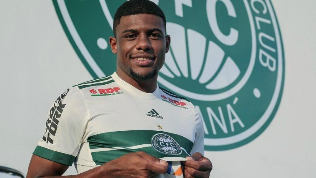 Abner, presentado con el Coritiba. Foto Twitter (@Coritiba)
