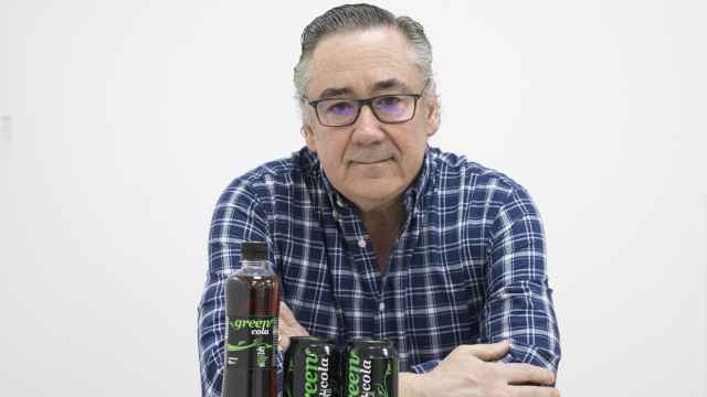 Íñigo Madariaga, presidente de Green Cola Iberia, posa con algunos de los formatos del refresco.