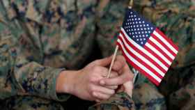 Imagen de un marine con una bandera de EEUU.