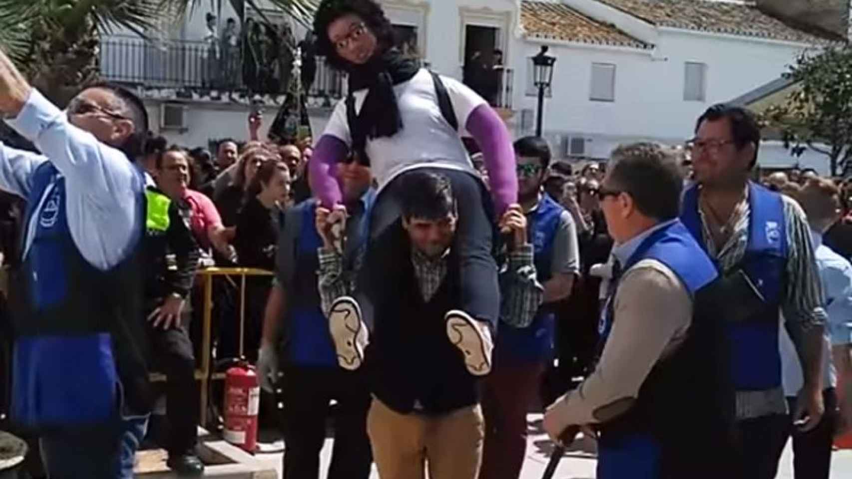 El traslado y quema de la muñeca que representa a la asesina confesa de Gabriel Cruz fue en la plaza del pueblo