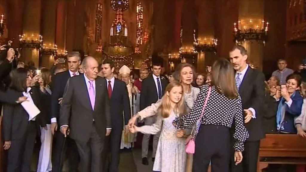 El tenso momento entre Letizia y la reina Sofía fue captado por la televisión pública.