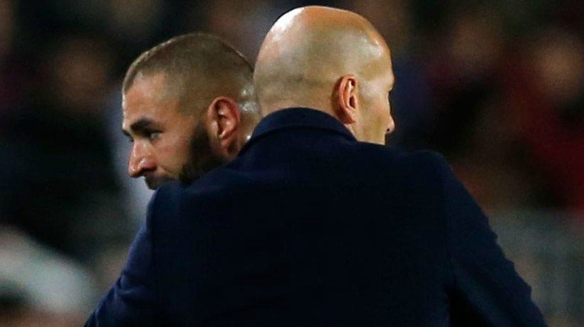 Zidane y Benzema se abrazan tras el cambio del francés