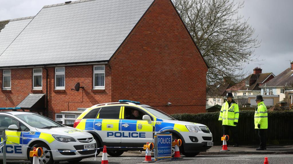La Policía británica, en las inmediaciones de la casa de los Skripal.