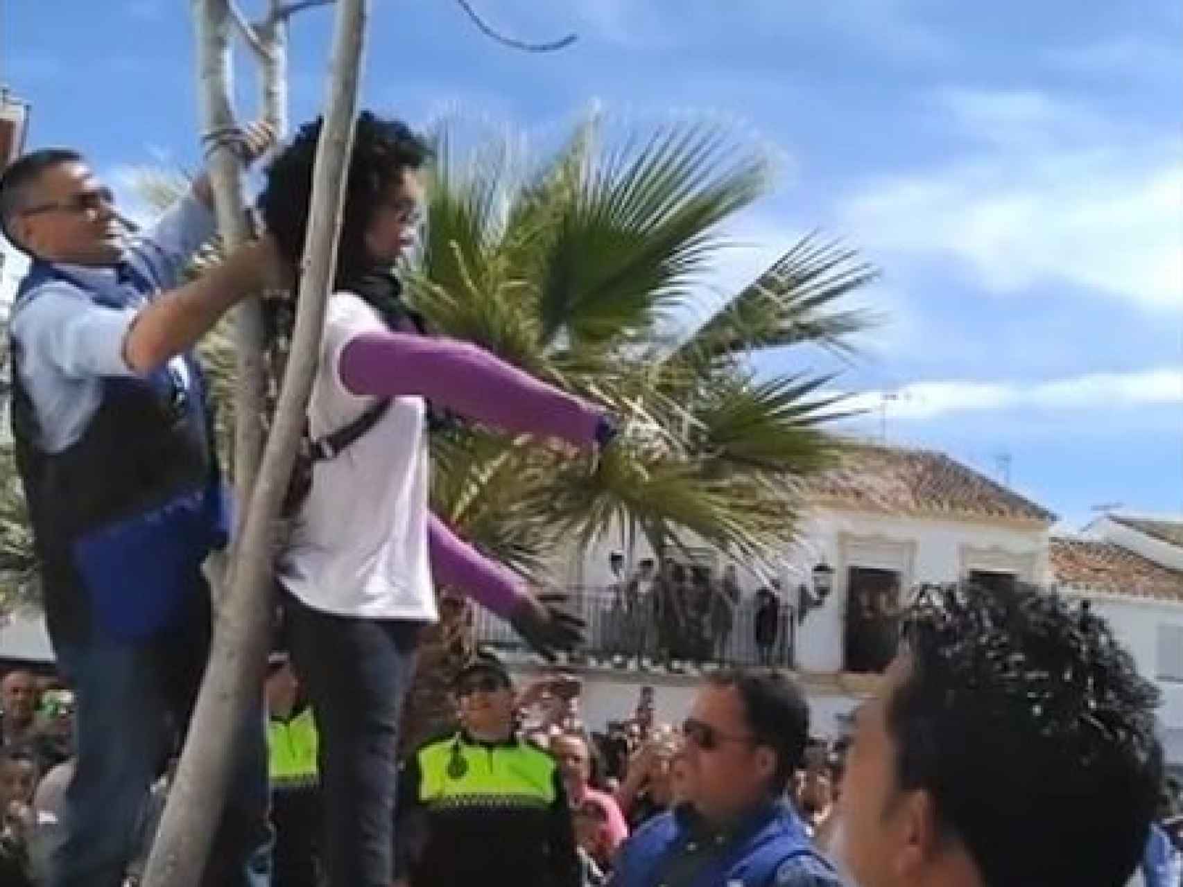 Momento en el que vecinos de Coripe (Sevilla) cuelgan a la muñeca de Ana Julia