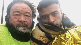 Ai Weiwei sacándose un selfi con un refugiado.