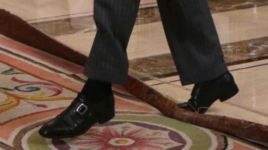 Felipe VI tropieza con una alfombra