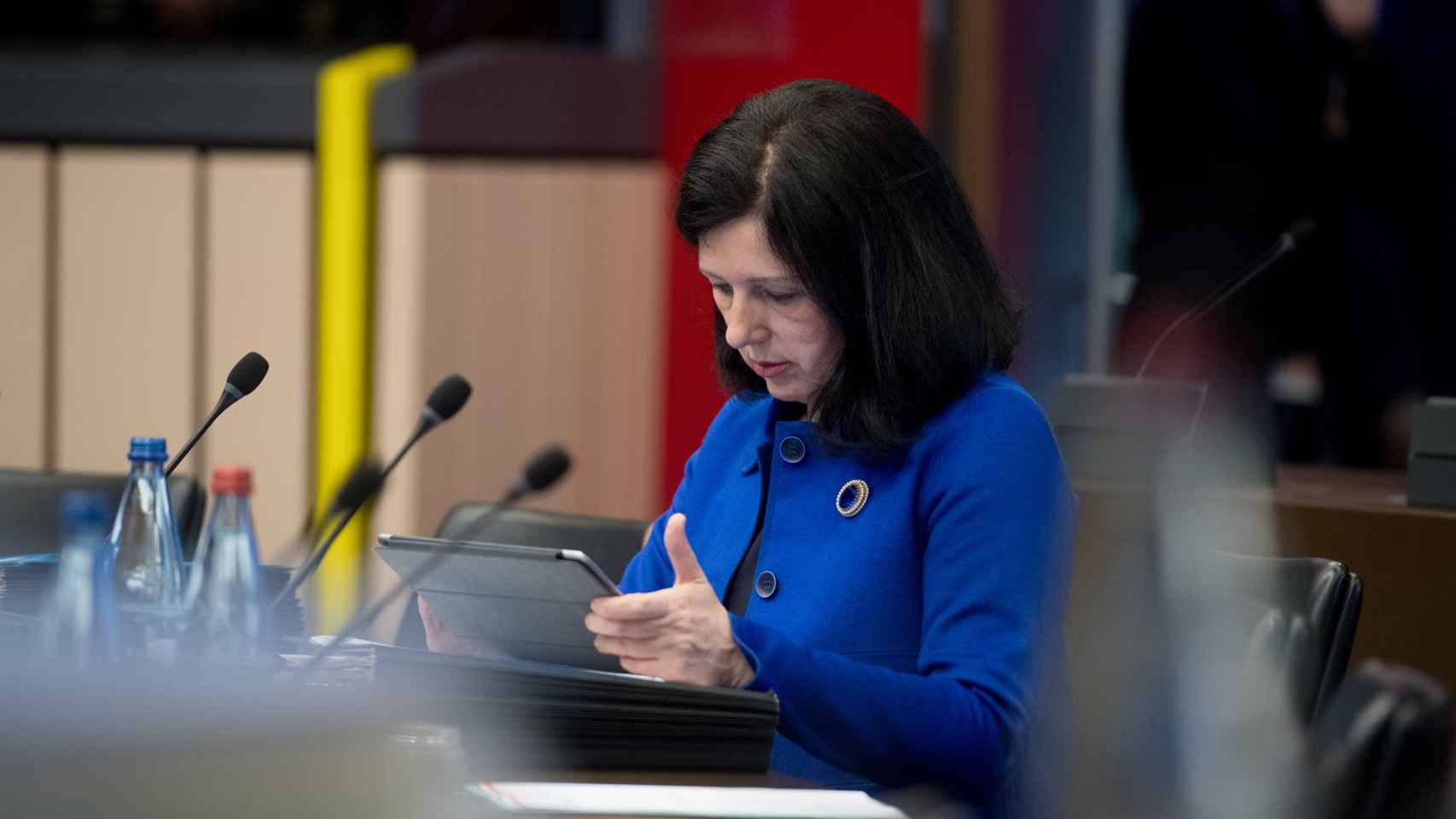 La comisaria Jourova pide más explicaciones a Facebook