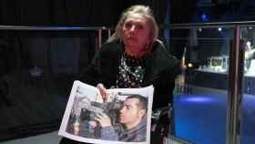 María Isabel Permuy, madre de José Couso, sostiene un retrato de su hijo, el cámara fallecido en abril de 2003 en Bagdad por el ataque de un carro de combate de EEUU.