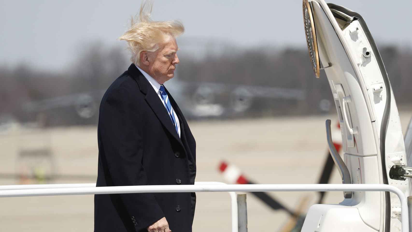 Donald Trump de camino a su avión