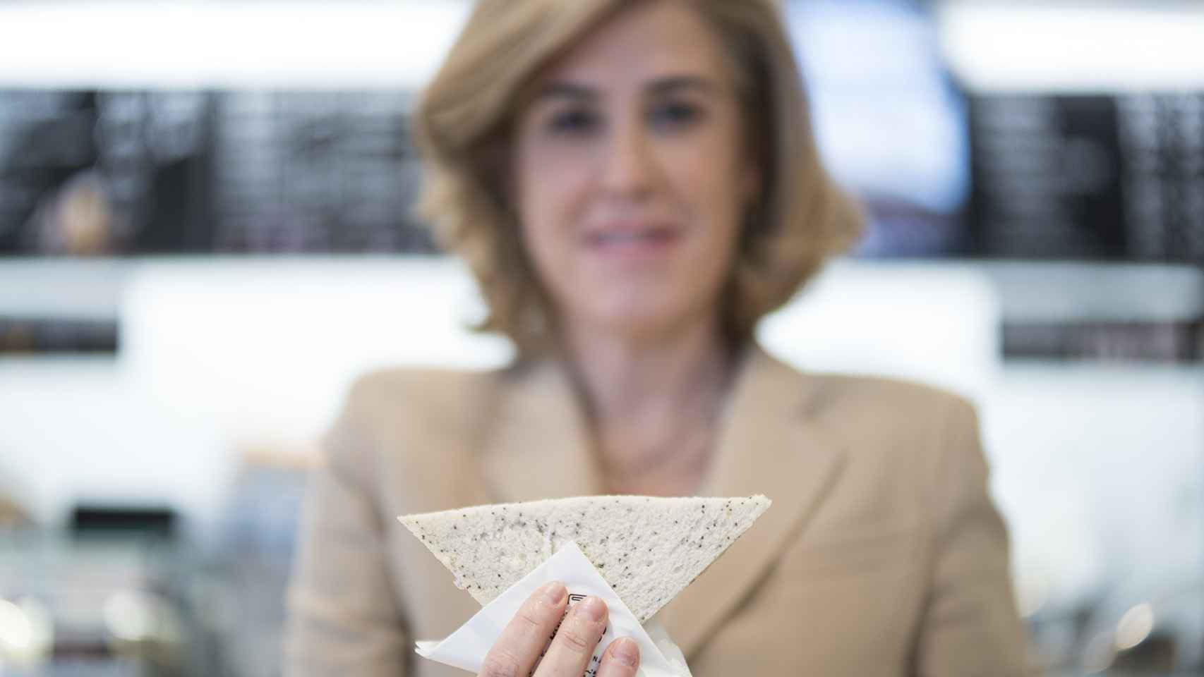 María Carceller, CEO de Rodilla, posa con uno de los sándwich.
