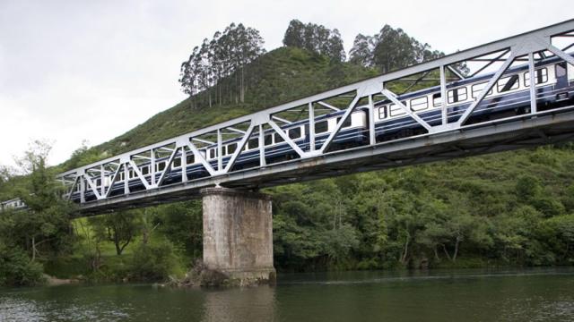 Imagen del tren turístico Transcantábrico.