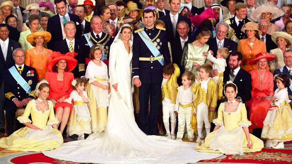 Foto de familia en la boda de Felipe y Letizia. Los Reyes posan con sus familias y con representantes de las familias reales europeas el día de su matrimonio, 22 de mayo de 2004.