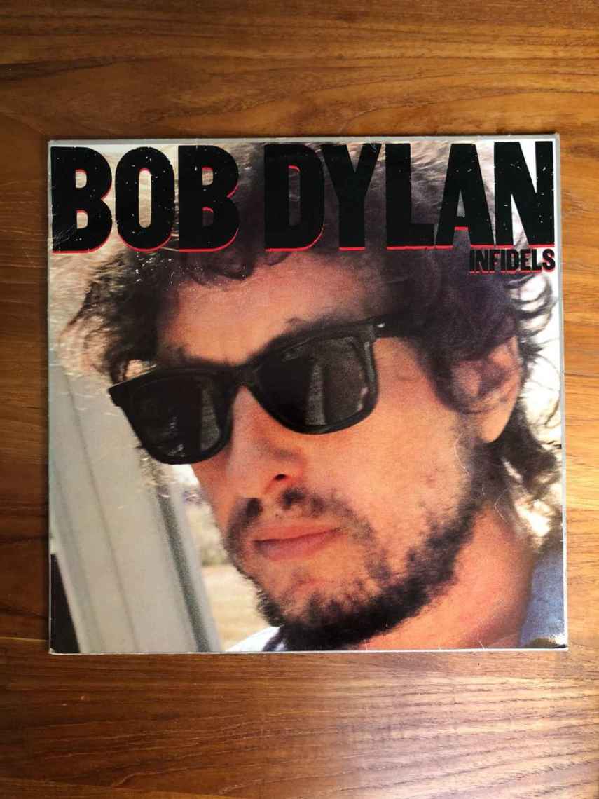Bob Dylan con sus Ray Ban Wayfarer en la portada de Infidels