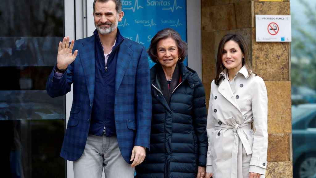 El rey Felipe, la reina Sofía y la reina Letizia, a la entrada del hospital.