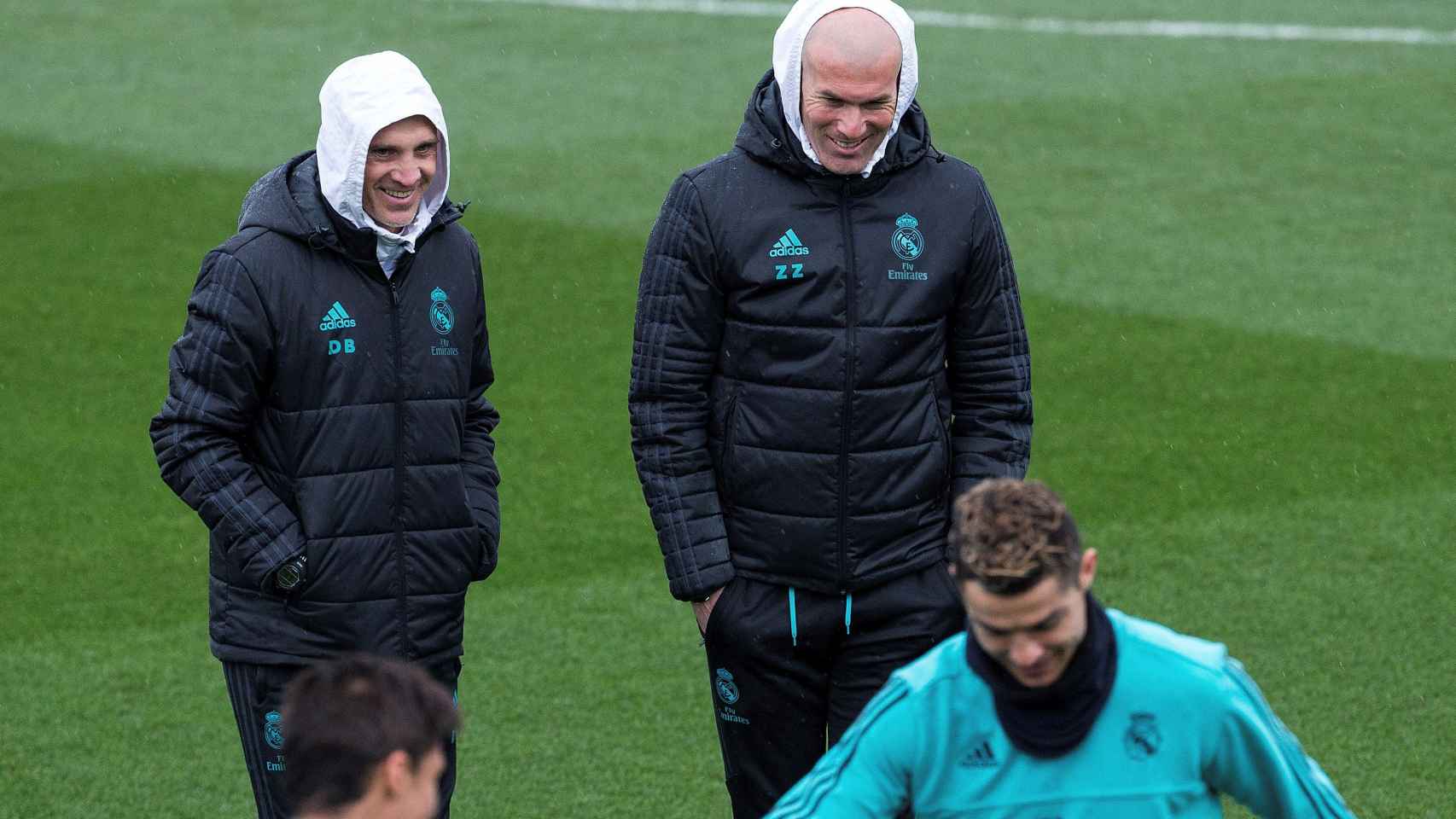 Zidane, junto a Cristiano, en el entrenamiento del Real Madrid este sábado.