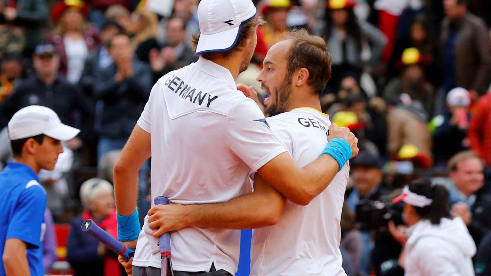 Jan-Lennard Struff y Tim Puetz celebran su victoria en el dobles de la Copa Davis.