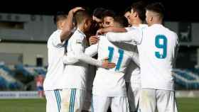 Los jugadores del Castilla se abrazan tras marcar un gol
