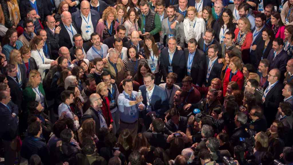 El presidente del PP, Mariano Rajoy, con militantes en Sevilla.