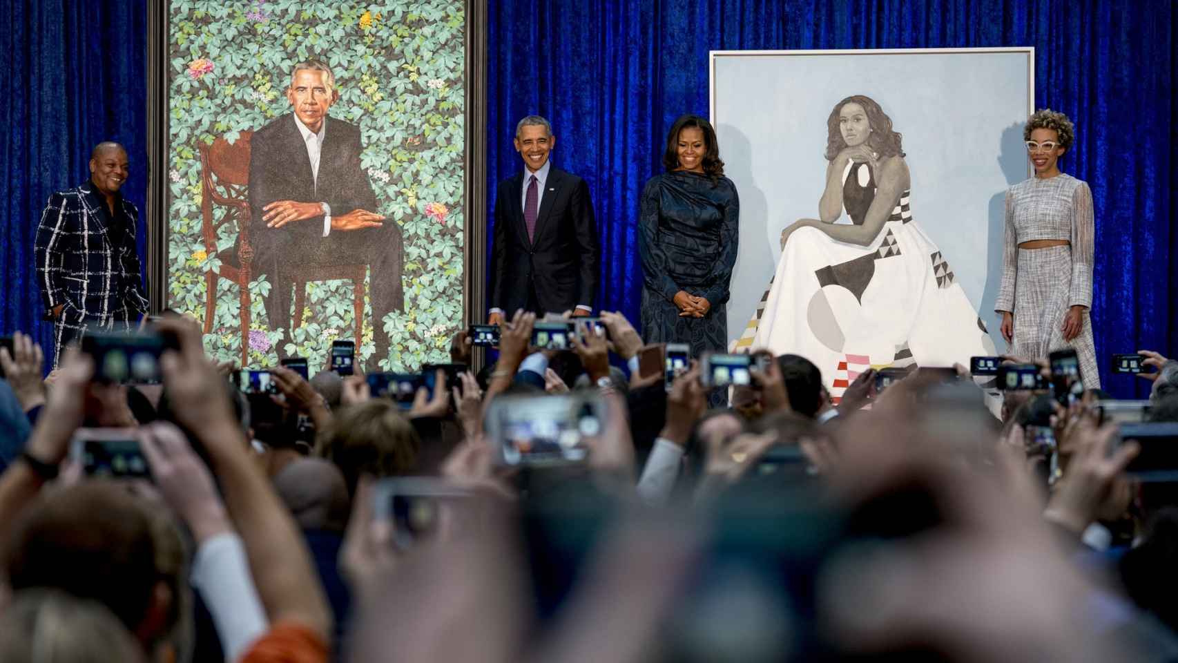 Los Obama junto a sus retratos, en la National Portrait Gallery.