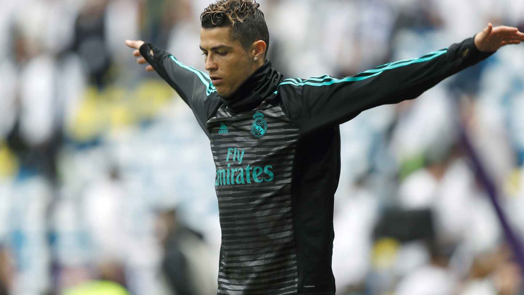 Cristiano Ronaldo, calentando antes del partido contra el Atlético.