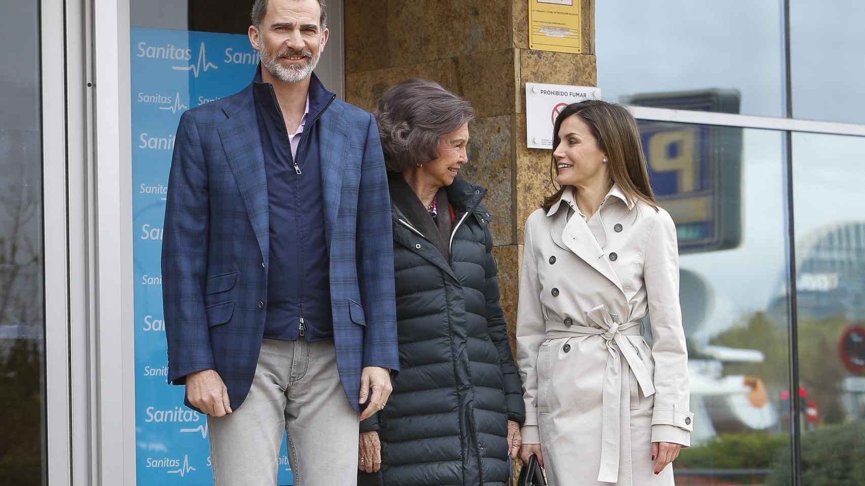 Felipe, la reina Sofía y Letizia, este sábado a su llegada al hospital.