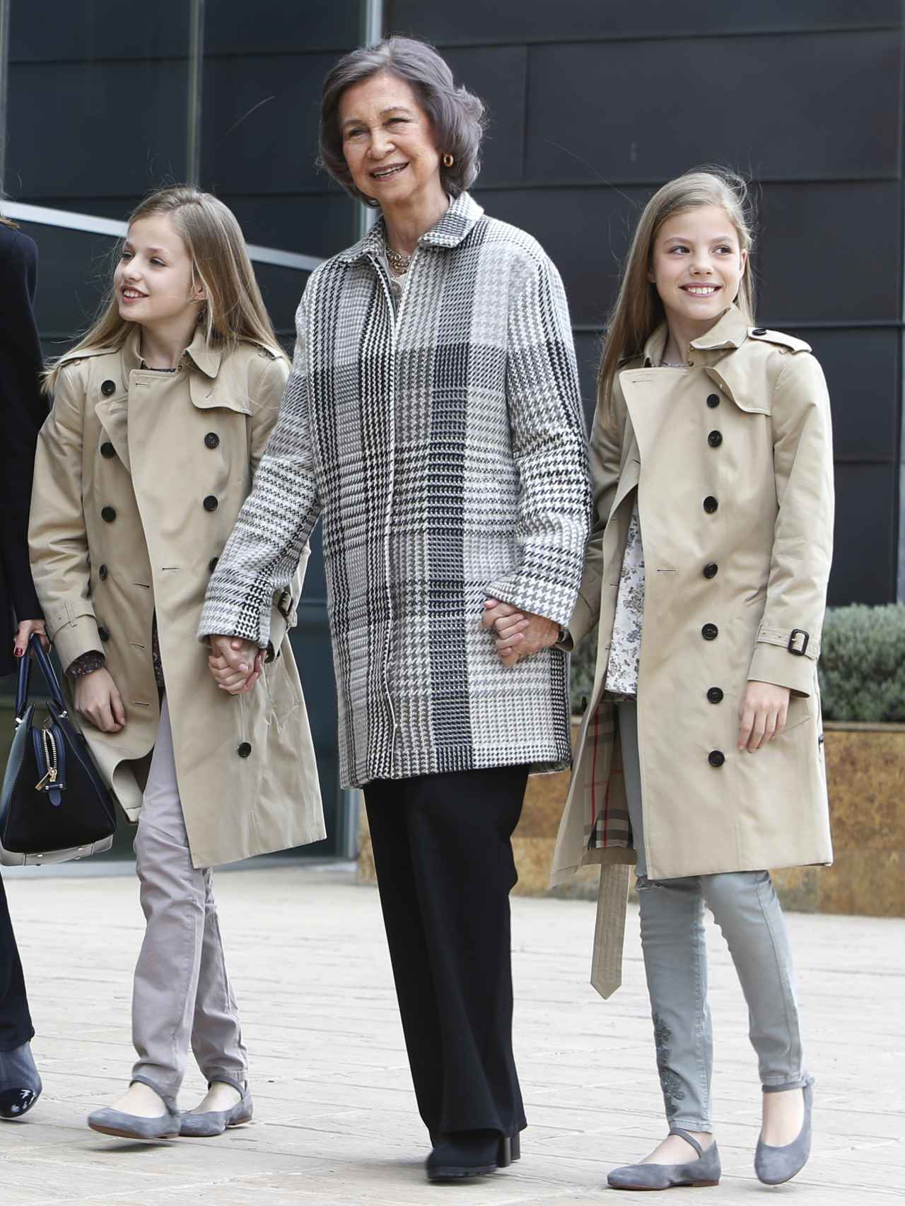 La reina Sofía con sus nietas, vestidas igual.