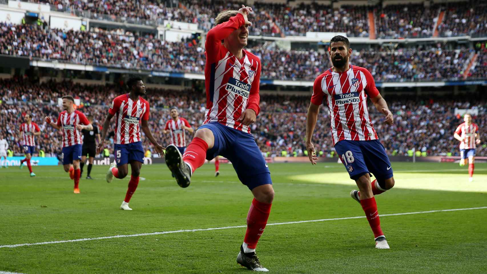 Griezmann celebra con Costa su gol en el Real Madrid - Atlético.