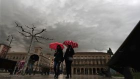 Dos chicas pasean bajo un paraguas el pasado mes de abril en Pamplona.