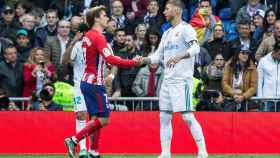 Griezmann y Sergio Ramos se dan la mano en el Real Madrid - Atlético.