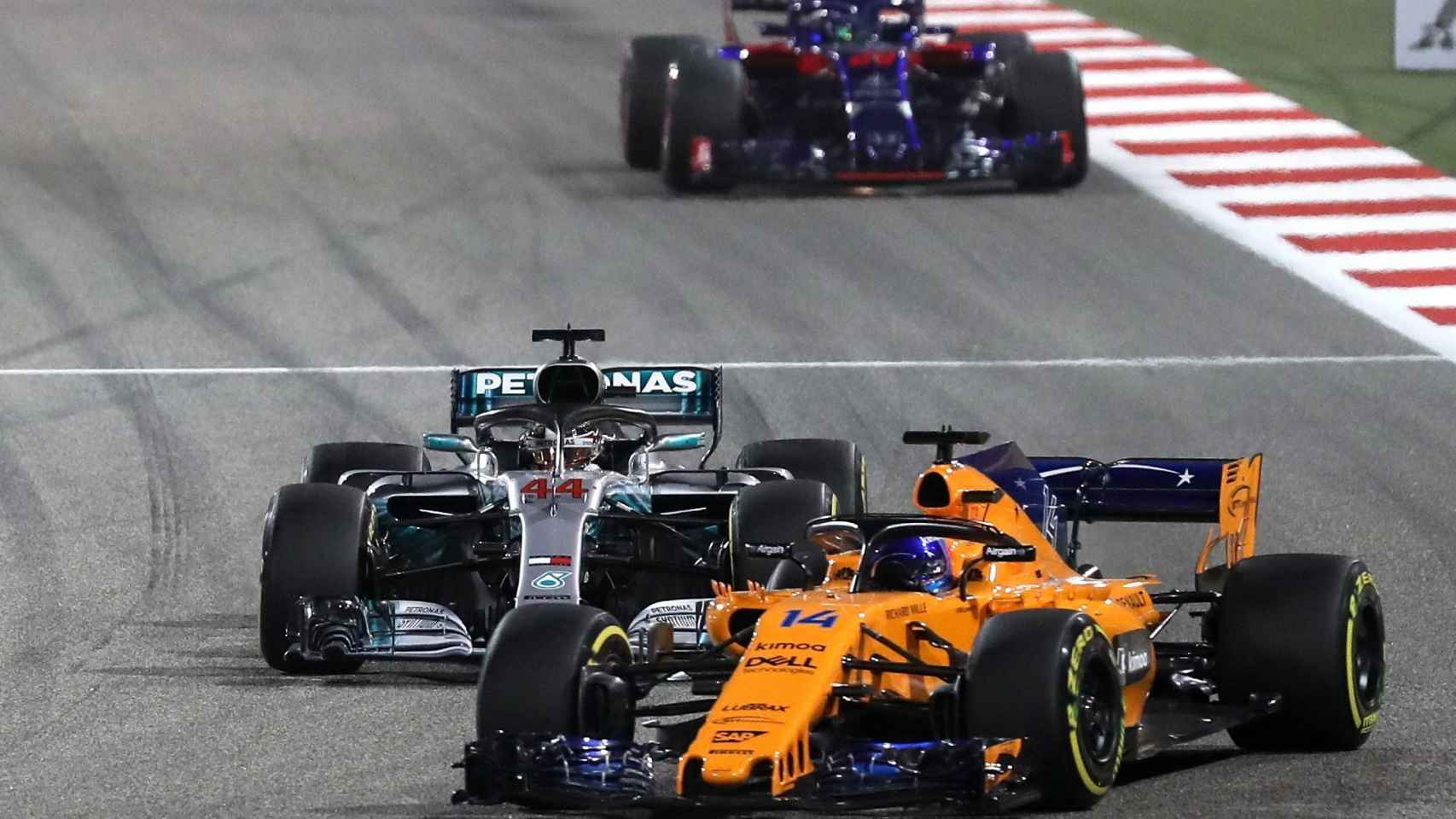 Fernando Alonso por delante de Lewis Hamilton en las primeras vueltas del GP de Bahréin.