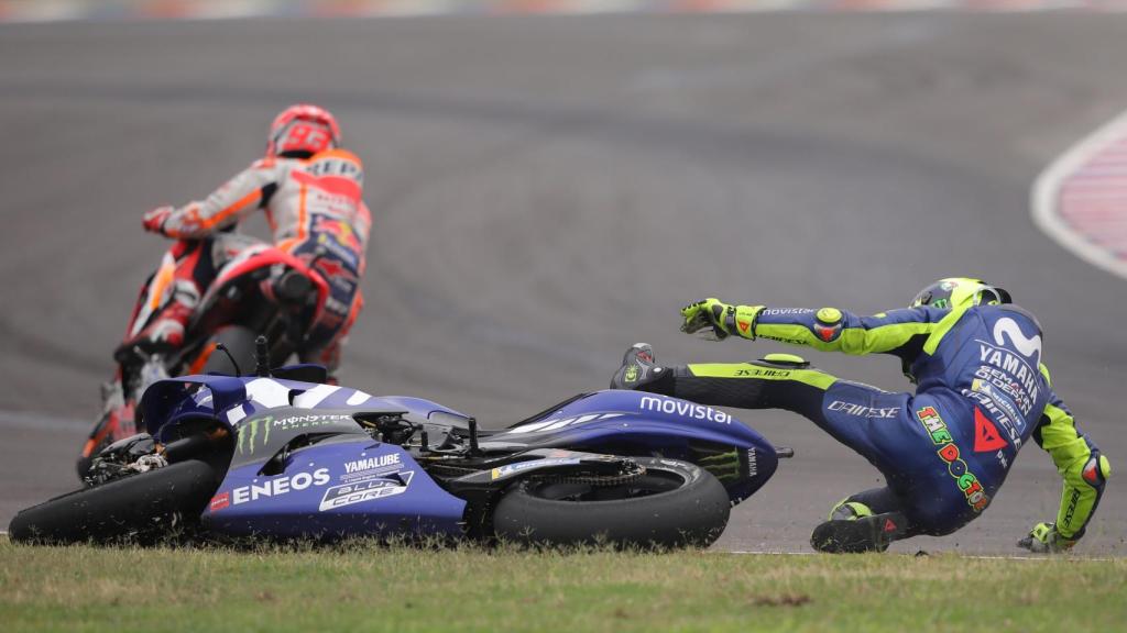 Rossi, en el suelo, después de que Márquez le tirara en el GP de Argentina.