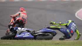Rossi, en el suelo, después de que Márquez le tirara en el GP de Argentina.