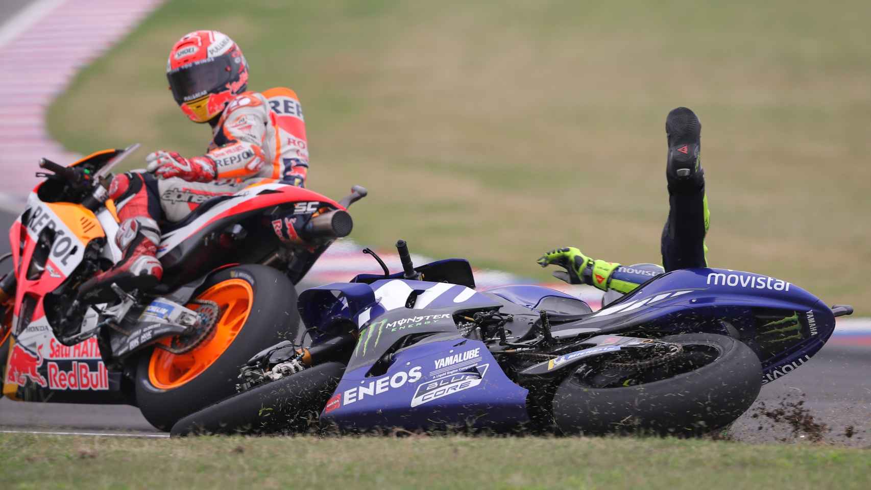 Márquez mira a Rossi después de tirarle en el GP de Argentina de MotoGP.