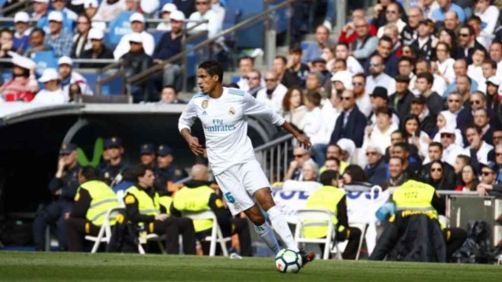 Varane conduce el balón. Foto: Pedro Rodríguez/El Bernabéu