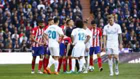Los jugadores hablan con el árbitro. Foto: Pedro Rodríguez/El Bernabéu
