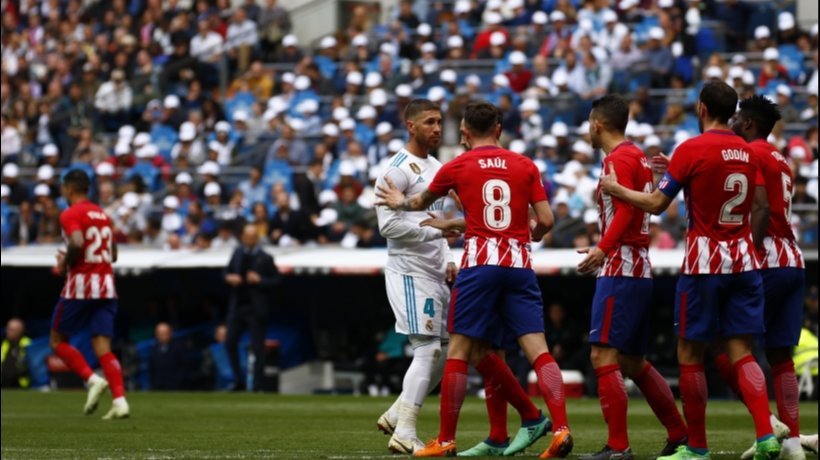 Los jugadores del Atleti sujetan a Ramos tras su enfrentamiento con Lucas Hernández. Foto: Pedro Rodríguez/El Bernabéu